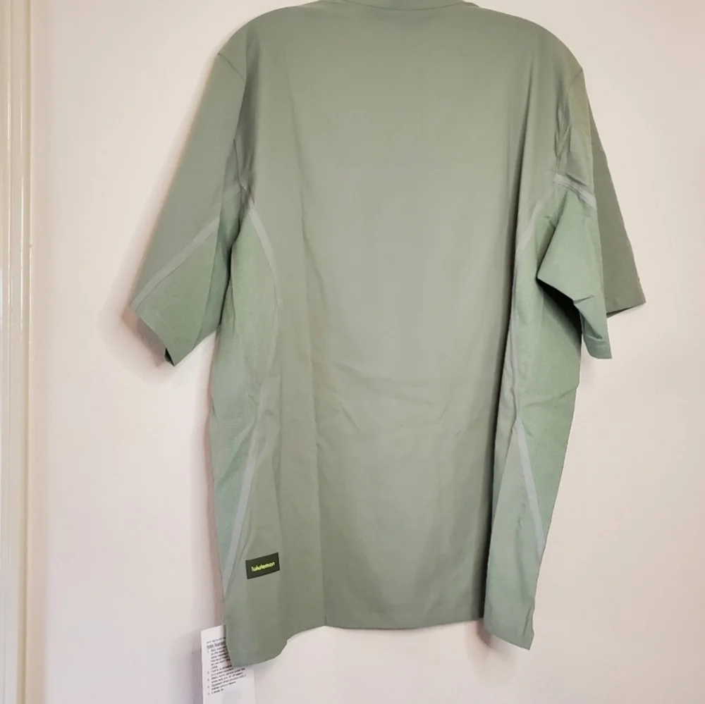 Lululemon Men's Water Repellent‎ HikiLululeng Short Sleeve Shirt Size Medium NWT
